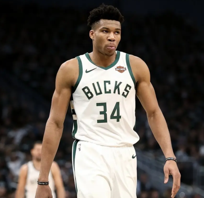 关于雄鹿主场告捷，继续保持不败战绩的信息