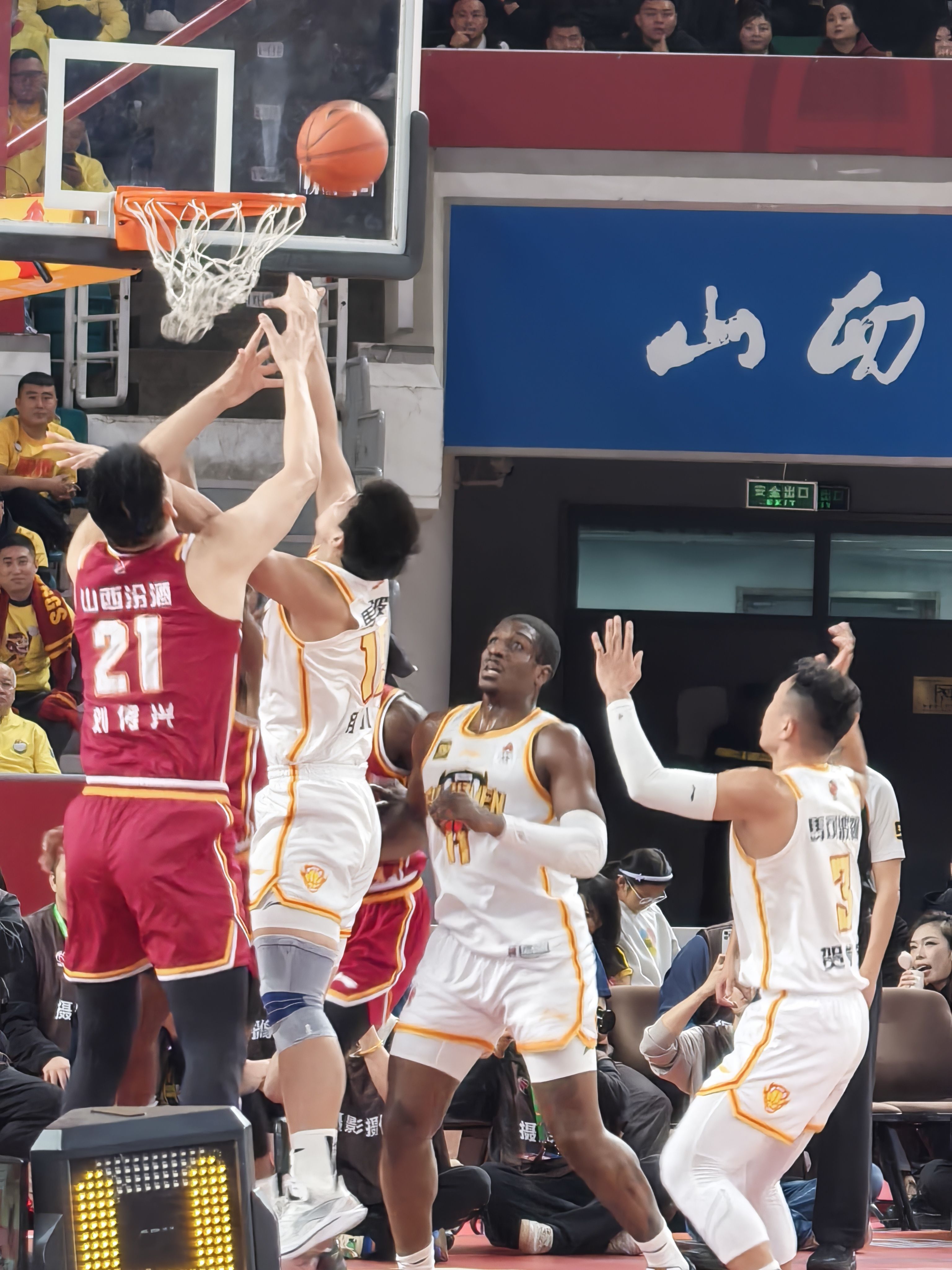 北京男篮精彩绝伦，强势击败山西队(北京男篮精彩绝伦,强势击败山西队队员)